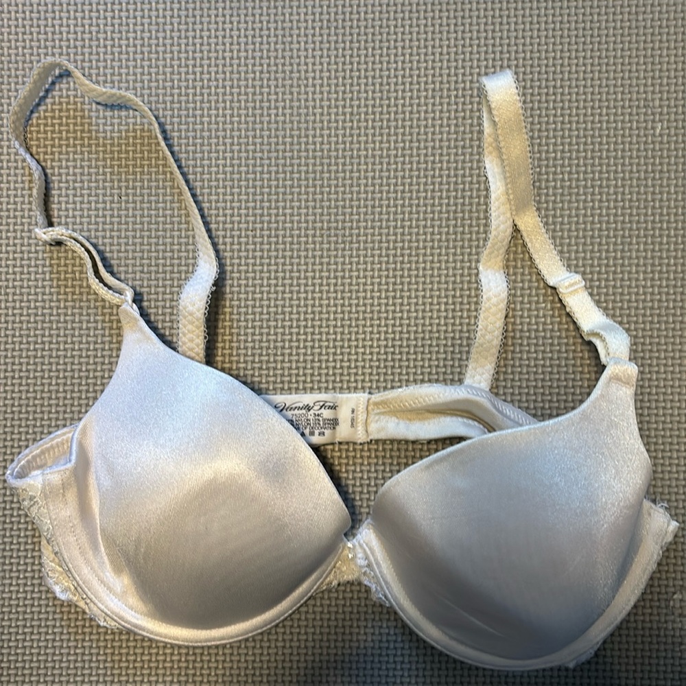 Vanity fair white bra with lace